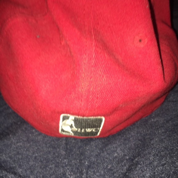 A hat - Picture 2 of 3